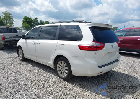 2015 Toyota Sienna Le 7 Passenger z USA, uszkodzony, nr VIN 5TDJK3DC7FS125121